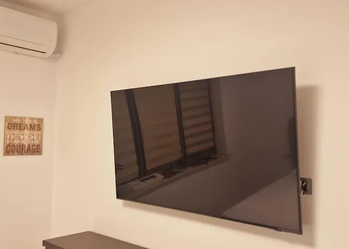 One Lmc Luxury Private Parking,ev 16kwh * クラヨーヴァ