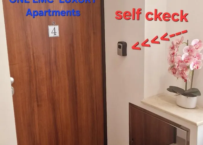 One Lmc Luxury Private Parking,ev 16kwh * クラヨーヴァ